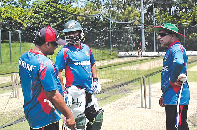 Good news for Tigers fans. Tamim Iqbal (C) has joined the training at the Allan Border Ground in Brisbane, where Bangladesh are preparing for the forthcoming World Cup. Photo: BCB