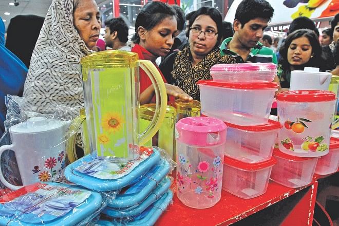 Shoppers gather at a pavilion of plastic crockery at Dhaka International Trade Fair yesterday, the concluding day of the annual show meant for local manufacturers to display their products and build network with foreign buyers.   Photo: Anisur Rahman