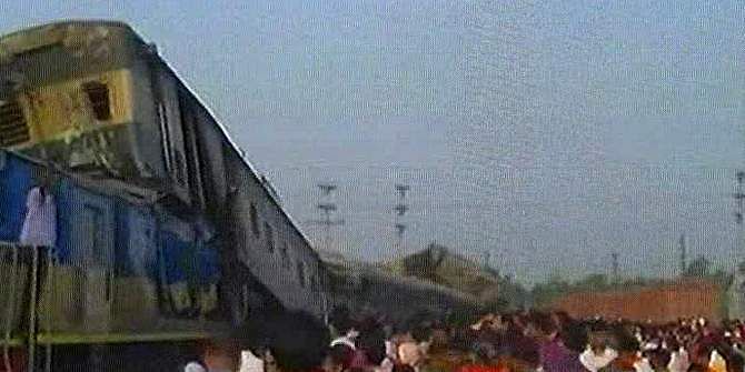 A train crashes into another at Ullapara Railway Station in Sirajganj early Sunday, leaving two passengers dead on the spot. Photo: TV grab