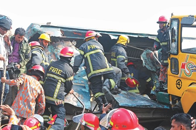 Firefighters trying to rescue the injured from the train. Photo: Sk Enamul Haq