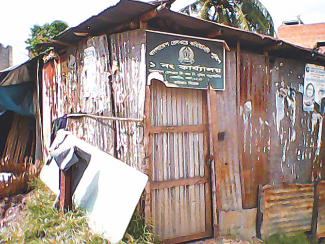 An illegal structure with signboard reading ‘Bangladesh Railway Community Police’ stands close to the rail tracks. Photo: Star 