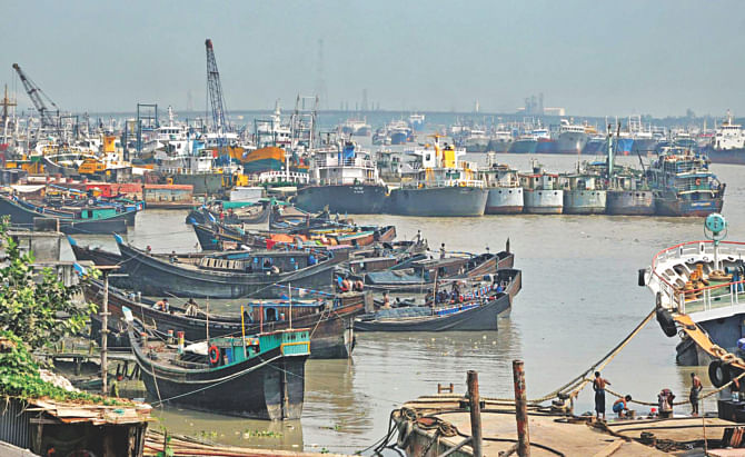 Lighterage vessels sit idle at Karnaphuli river yesterday after water transport workers called an indefinite strike on November 8. Photo: Star