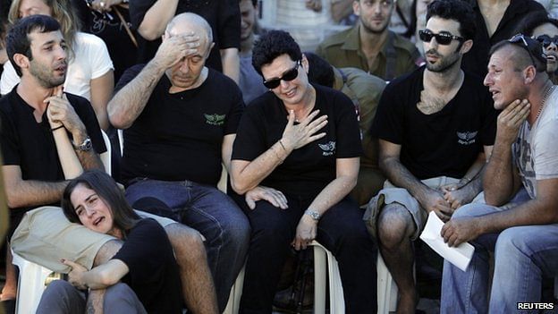 Family members of Israeli soldier Matan Gotlib mourn during his funeral in Rishon Lezion, near Tel Aviv July 31, 2014 Israelis have been mourning the loss of their soldiers in the conflict