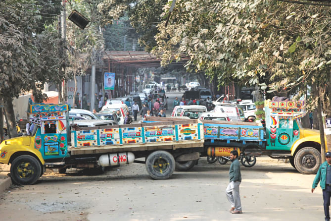 vehicles parked by law enforcers to block the road to Khaleda Zia's Gulshan office. Photo: Star