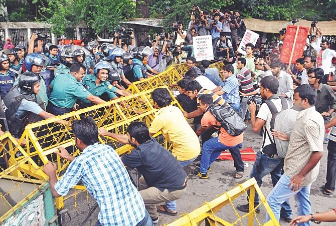 Activists of Gonotantrik Bam Morcha try to break through a police barricade at Jatiya Press Club and head towards Bangladesh Secretariat to besiege the labour ministry there in the capital yesterday, demanding immediate full payment of all dues of several hundred workers of Tuba Group's five garment factories. Photo: Star, Banglar Chokh