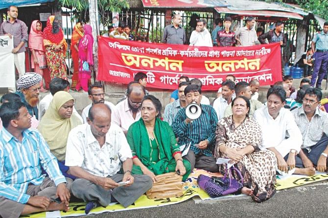 A token hunger strike of 30 garment workers' federations underway at the same venue in solidarity with the hunger-striking Tuba workers.  Photo: Star, Banglar Chokh