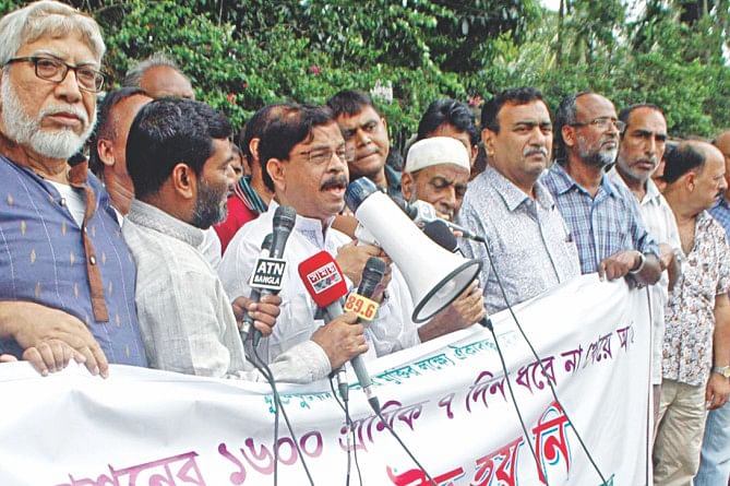 Nagorik Oikya holds a human chain there.  Photo: Star, Banglar Chokh