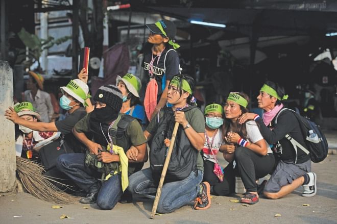 Anti-government protesters take cover during the clashes. Photo: AFP