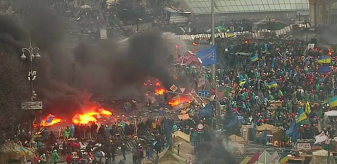 Tear gas and petrol bombs are thrown in Independence Square. Photo: BBC