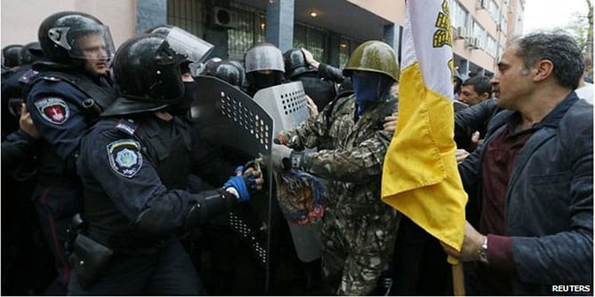 Police and protesters clash outside police department in Odessa (4 May 2014) The clashes broke out after hundreds of protesters called for the release of people detained on Friday