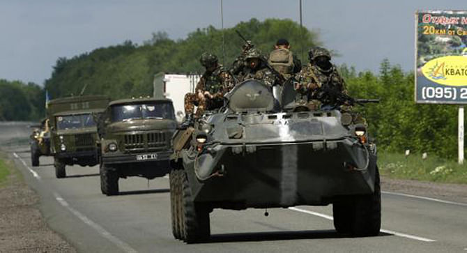 Ukrainian army armoured fighting vehicles and ambulances drive towards the eastern Ukrainian town of Slaviansk May 13. Photo: Reuters