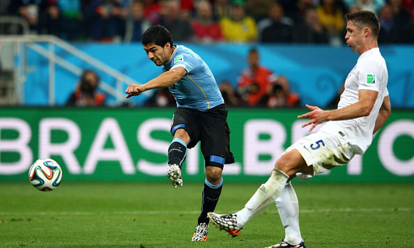 Luis Suarez of Uruguay scores his team's second goal against Gary Cahill of England during the 2014 FIFA World Cup Brazil Group D match between Uruguay and England at Arena de Sao Paulo on June 20, 2014 in Sao Paulo, Brazil. Photo: Getty Images