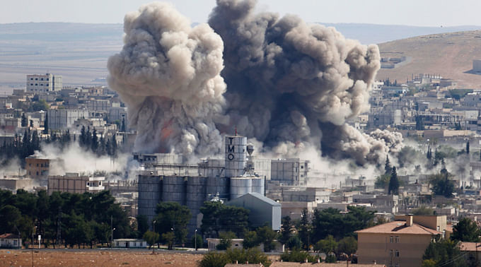  Smoke rises after an U.S.-led air strike in the Syrian town of Kobani Ocotber 8, 2014. Photo: Reuters