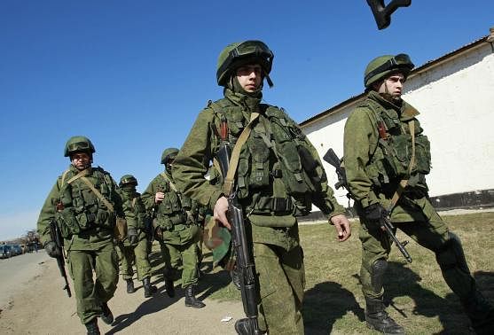  Military personnel, believed to be Russian servicemen, walk in formation outside the territory of a Ukrainian military unit in the village of Perevalnoye outside Simferopol on March 3. Photo: Reuters.