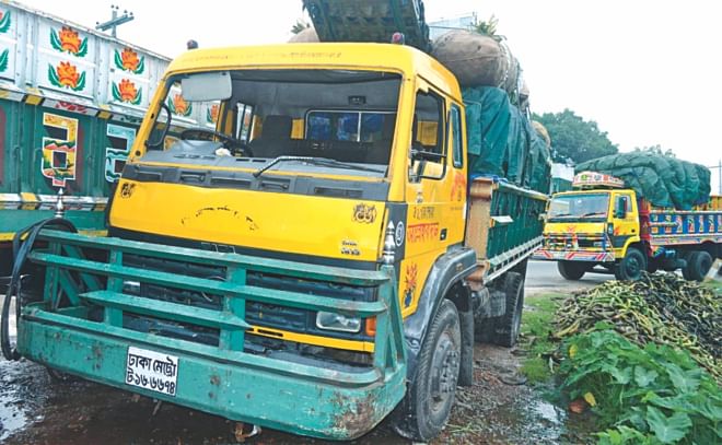 This goods-laden vehicle was vandalised by bus workers at Puthia in Rajshahi en route to Dhaka yesterday. Because of the strike, kitchen market traders incurred losses as they could not carry their goods to the capital.  Photo: Palash Khan 
