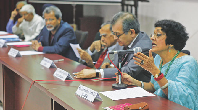 Veena Sikri, former Indian high commissioner to Bangladesh, speaks at a press conference after conclusion of the two-day 1st India-Bangladesh High Commissioners' Summit at Dhaka University yesterday. Organised by the international department of the university, the congregation of the ex-high commissioners who served in Dhaka and New Delhi focused on enhanced economic and security engagement for mutual benefits of the two countries. Photo: Star