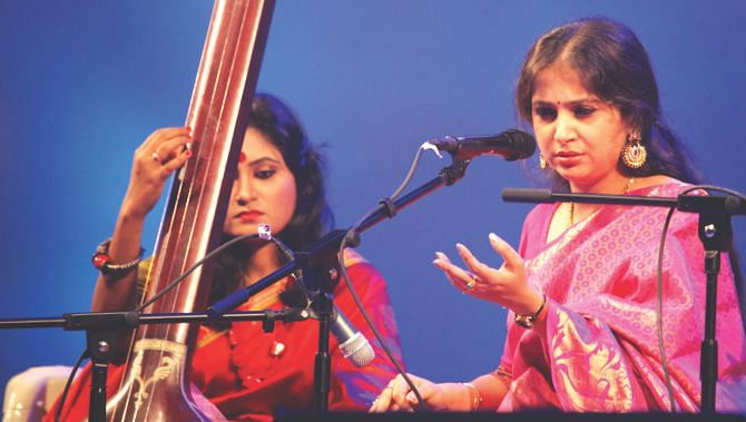 Vidushi Kaushiki Chakrabarty mesmerises the Dhaka music lovers with their performances. Photo: Ridwan Adid Rupon
