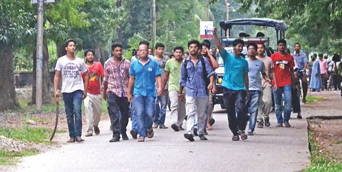 Bangladesh Chhatra League leaders and activists carrying machetes and iron pipes in the presence of police roam on the campus of the Rajshahi University of Engineering and Technology yesterday with so much ease that it seemed the law enforcers were escorting them. The pro-ruling party student body flexed its muscle after armed Islami Chhatra Shibir men gathered in front of a hall demanding release of their two leaders, who were arrested for trying to stop a pre-scheduled seminar to enforce Jamaat-e-Islami's countrywide hartal against the upholding of the war crimes conviction of party leader Delwar Hossain Sayeede by the Supreme Court. Photo: Courtesy
