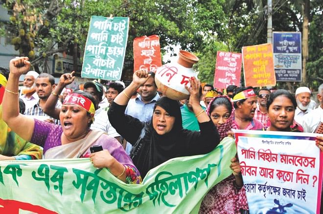A few hundred residents of Halishahar area brings out a procession from the press club area in Chittagong city yesterday, demanding adequate supply of water from the Water Supply and Sewerage Authority (Wasa). They marched towards the Wasa office and staged a protest before it for some time, carrying festoons, banners and empty pitchers emblazoned with their demands. Photo: Anurup Kanti Das