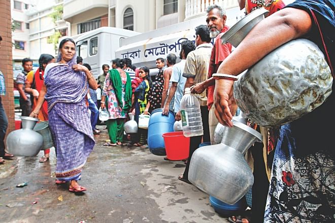 People of Shyampur queue up at Faridabad Abasan Gate as a Dhaka Metropolitan Police tanker delivers water yesterday. Photo: Anisur Rahman