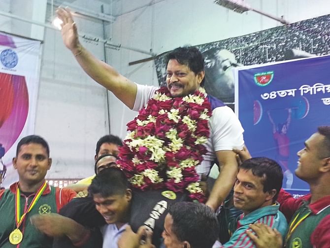 Weightlifter Bidyut Kumar Roy is lifted by his well-wishers upon his retirement from the sport after an illustrious 27-year career. PHOTO: STAR