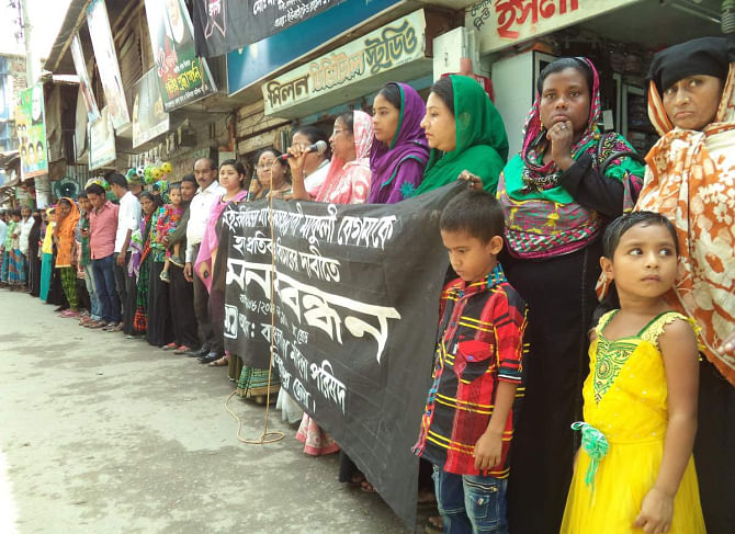 Pirojpur district unit of Bangladesh Mahila Parishad forms a human chain in the district town yesterday demanding punishment to the criminals who mercilessly beat widow Makhuli Begum, leading to her death on Sunday.  PHOTO: STAR