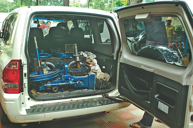The machine parts and tools -- smuggled from Myanmar to set up an yaba factory in the capital -- are seen on an SUV at DMP media centre in the capital. Around 55,000 pieces of yaba pills along with these gears were transported by this car from Teknaf. Photo: Star