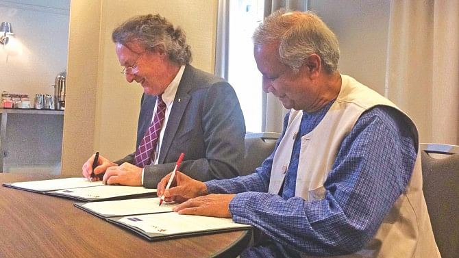 Nobel Laureate Prof Muhammad Yunus and Prof Les Field, vice-president and deputy vice-chancellor of University of New South Wales, sign a memorandum of understanding to set up Yunus Social Business Centre at the university on Friday. Photo: Yunus Centre
