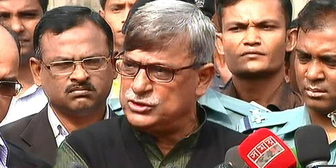 BNP leader Zainul Abdin Farroque talks media after coming out from Dhaka Metropolitan Police office Saturday morning. Photo: TV grab 