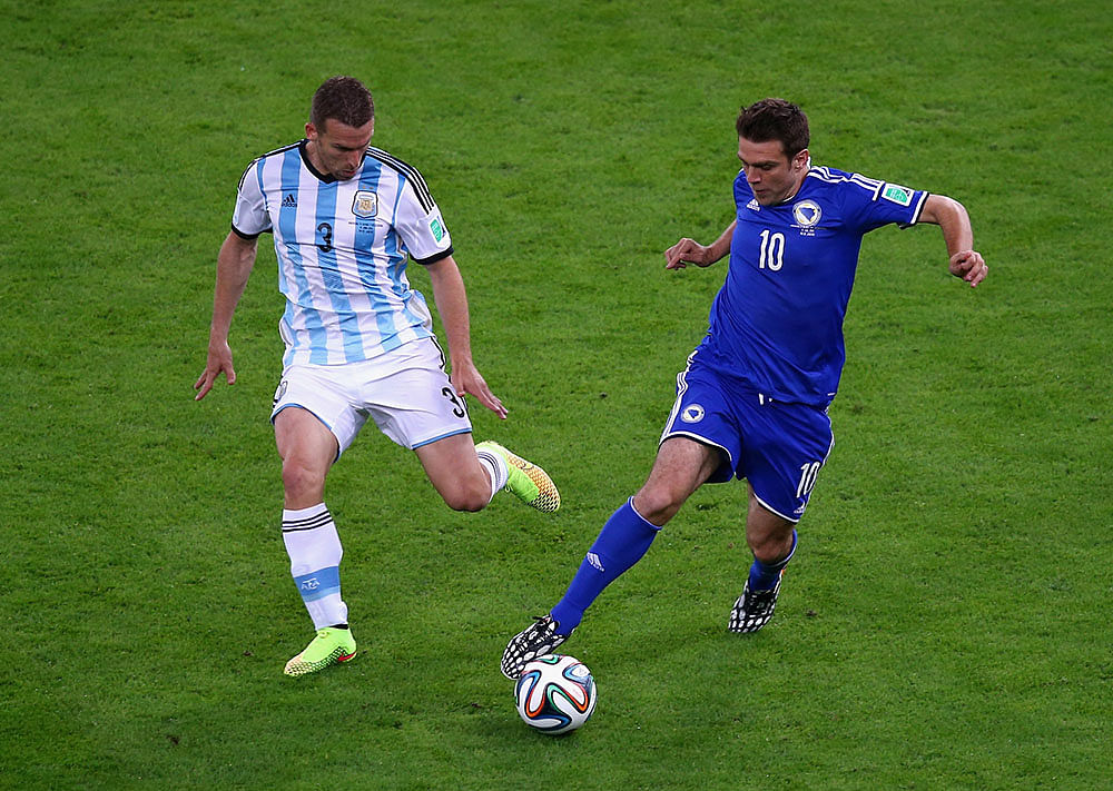 Zvjezdan Misimovic of Bosnia and Herzegovina controls the ball as Hugo Campagnaro gives chase during the 2014 FIFA World Cup Brazil Group F match between Argentina and Bosnia-Herzegovina at Maracana on June 15, 2014 in Rio de Janeiro, Brazil. Photo: Getty Images