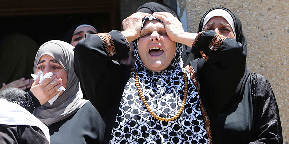 Relatives of Palestinian Tayyeb Shehada, whom medics said was killed during clashes with Israeli troops on Friday, mourn during his funeral in the West Bank town of Hawara near Nablus July 26, 2014. Photo: Reuters