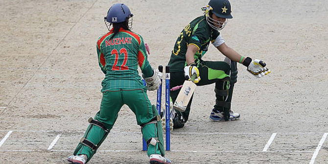 Nuzhat Tasnia of Bangladesh (L) takes out Bismah Maroof of Pakistan during the cricket women's final match between Pakistan and Bangladesh. Photo taken from Asian Games website