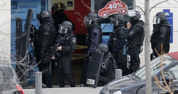 Members of special French RAID forces secure the area next to the post office in Colombes outside Paris, were an armed gunman is holding hostages January 16, 2015. Photo: Reuters