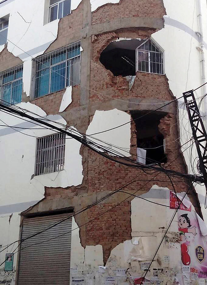 A building is damaged after an earthquake hit Ludian county, Yunnan province August 3, 2014. Photo: Reuters