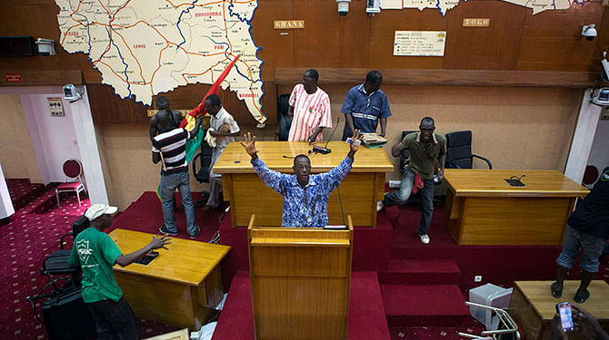 Anti-government protesters take over the parliament building in Ouagadougou, capital of Burkina Faso, October 30, 2014. Photo: Reuters