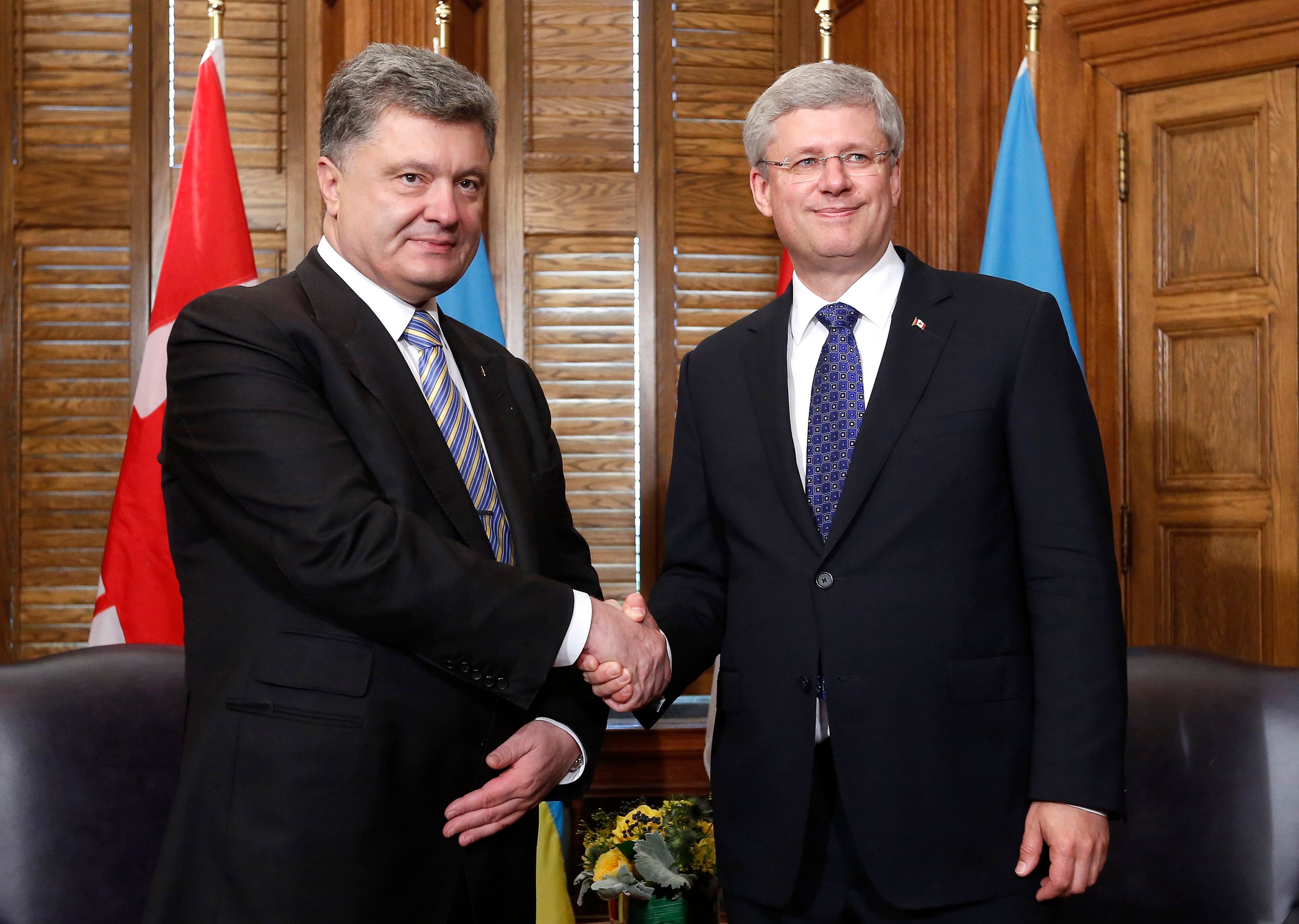 Canada's Prime Minister Stephen Harper (R) shakes hands with Ukraine's President Petro Poroshenko during a meeting in Harper's office on Parliament Hill in Ottawa September 17, 2014. Photo: Reuters