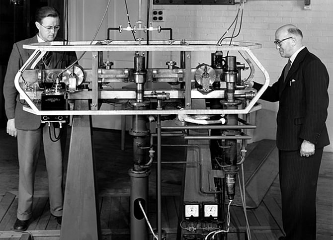 Louis Essen (right) created the first caesium resonator in 1955. Photo: BBC 