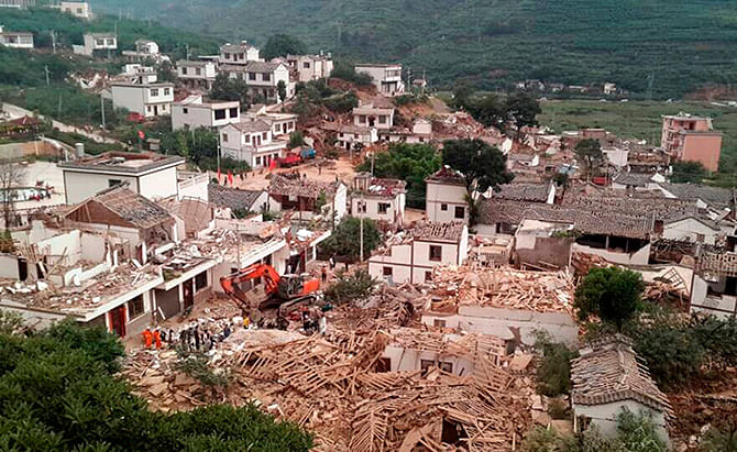 A general view shows collapsed houses after an earthquake hit Ludian county, Yunnan province August 3, 2014. Photo: Reuters