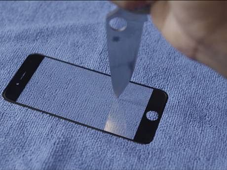 Marques Brownlee stabs the 'iPhone 6 screen' with a knife