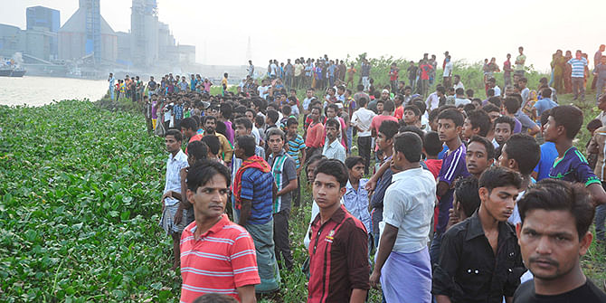 This Star photo taken on May 3 shows locals gather on the back of the Shitalakkhya river to see recovery of the bodies of Narayanganj City Corporation panel mayor Nazrul Islam and six others from there on April 29 and 30. Photo: Star