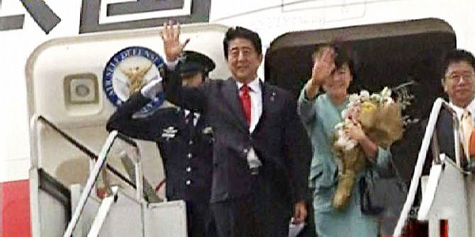 Japanese Prime Minister Shinzo Abe and his wife, Akie Abe, wave their hands from a special flight of Japan during departure at Hazrat Shahjalal International Airport in Dhaka. Abe leaves Dhaka for Colombo, Sri Lanka around 10:30am Sunday. Photo: TV grab