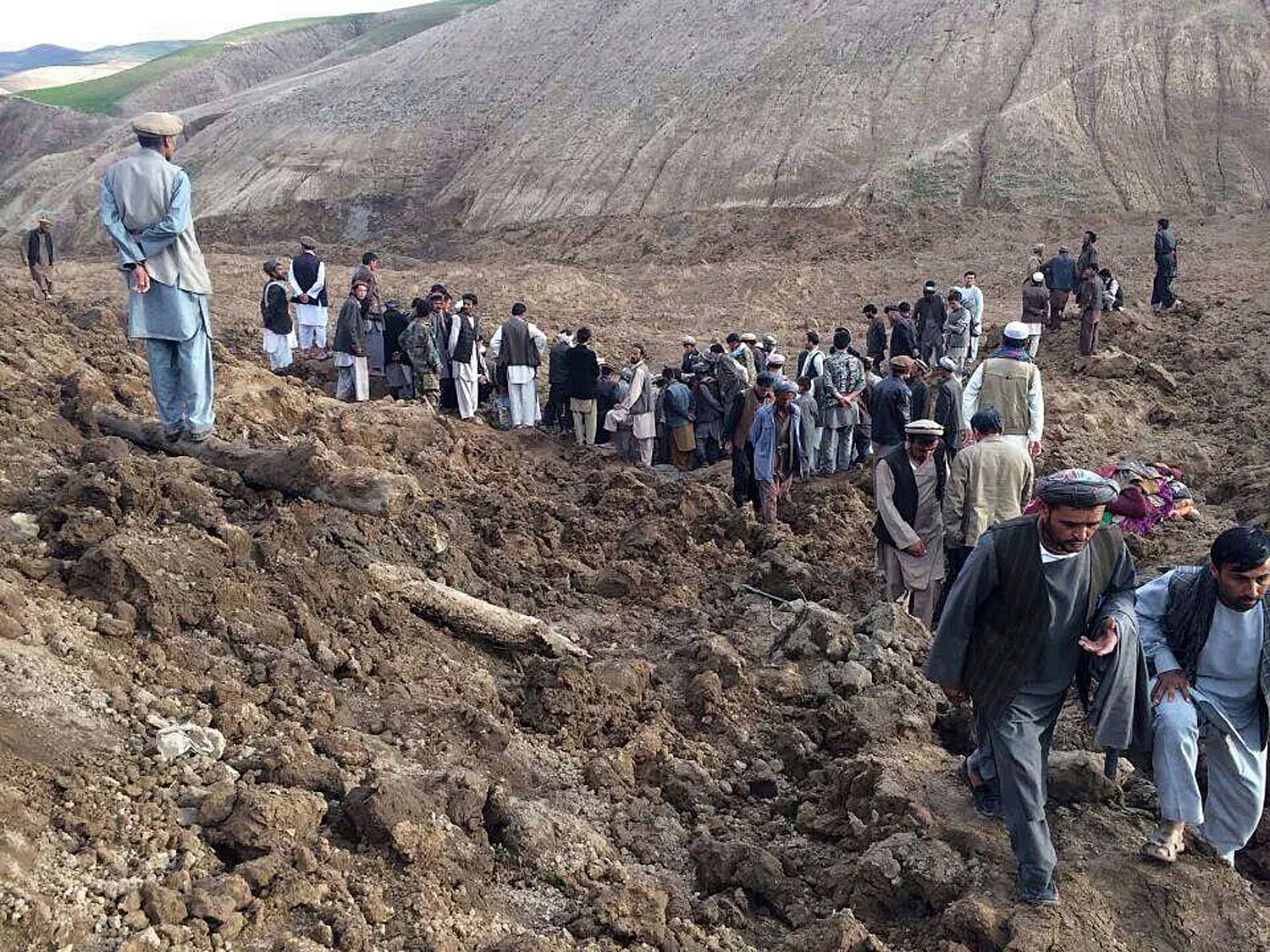 Afghan villagers gather at the site of a landslide at the Argo district in Badakhshan province, on Friday. More than 2,000 people are trapped after a landslide smashed into a village in a remote mountainous area of northeastern Afghanistan, a spokesman for the local governor said, prompting a massive search and rescue effort. Photo: Reuters