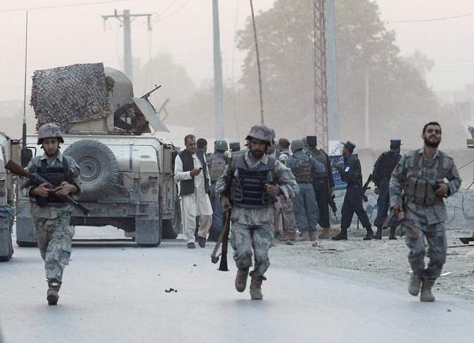 Afghan security forces arrive at the site of an attack in the city of Jalalabad August 30, 2014. At least six people were killed and dozens wounded when a suicide car bomber and Taliban gunmen attacked an office of the Afghan intelligence agency in the eastern city of Jalalabad on Saturday, officials said. Photo: Reuters