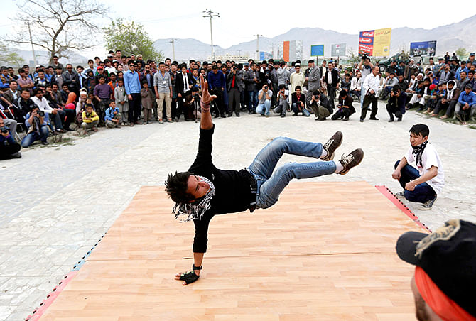 An Afghan man breakdances during a gathering celebrating the peaceful elections in Kabul, April 17, 2014. Photo: Reuters file