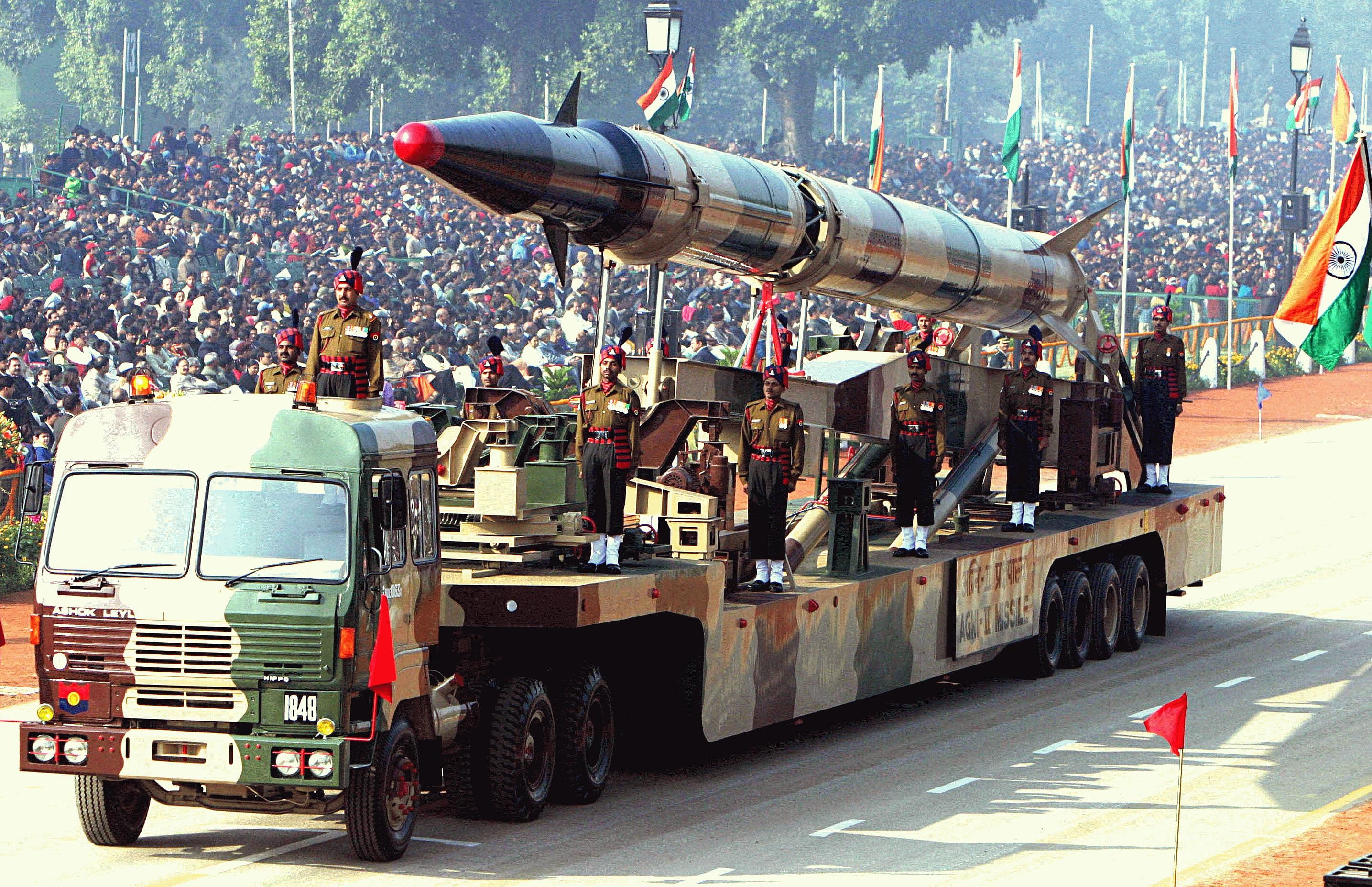Agni-II missile on display during India's Republic Day parade in 2004. Photo collected from the web