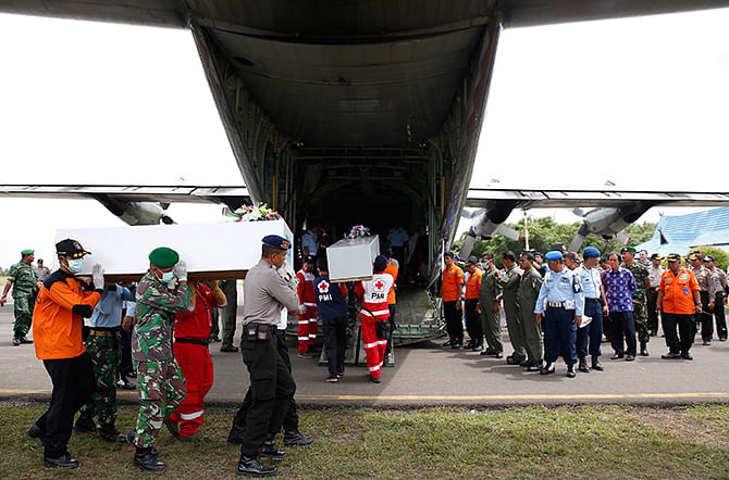 Indonesian Search and Rescue and security forces run to greet helicopters transporting the bodies of AirAsia QZ8501 passengers recovered from the sea at the airport in Pangkalan Bun, Central Kalimantan January 3, 2015. Photo: Reuters