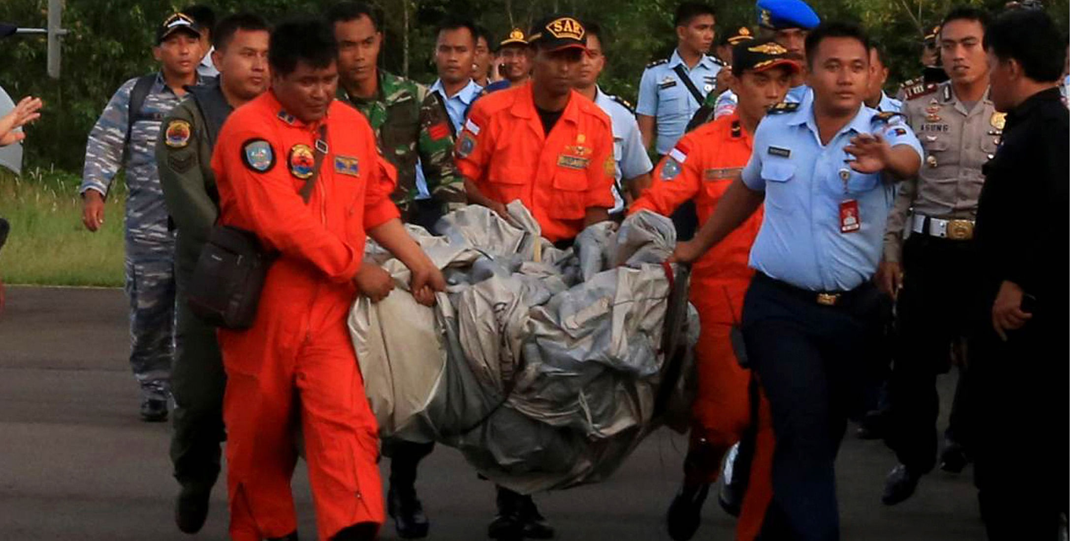 Members of the Search and Rescue Agency SARS carry debris recovered from the sea presumed from missing Indonesia AirAsia flight QZ 8501 at Pangkalan Bun, Central Kalimantan, December 30, 2014 in this photo taken by Antara Foto. The photo is taken from Reuters.