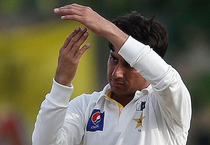 Pakistan's Saeed Ajmal signals the third umpire review for an unsuccessful wicket of Sri Lanka's Rangana Herath (not pictured) during the fourth day of their first test cricket match in Galle August 9, 2014. Photo: Reuters