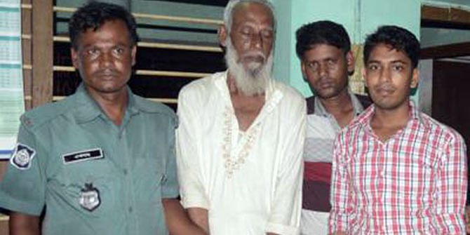 Law enforcers arrest accused war criminal Akram Hossain Khan (second from left) from Rajshahi on early Friday. Photo: Prothom Alo