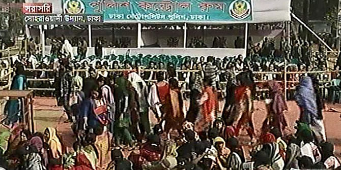 Awami League activists gather at Suhrawardy Udyan in Dhaka to hold a rally Monday afternoon defying blockade enforced by BNP-led 20-party alliance. Photo: TV grab